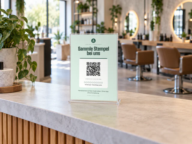 Symbolbild: QR-Aufsteller am Empfang eines Friseursalons